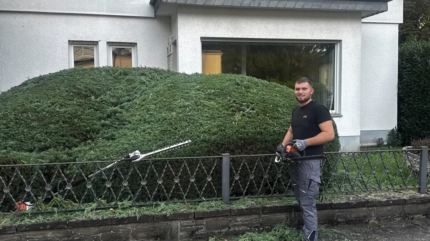 Jordan Paev bei der Heckenpflege mit der Heckenschere