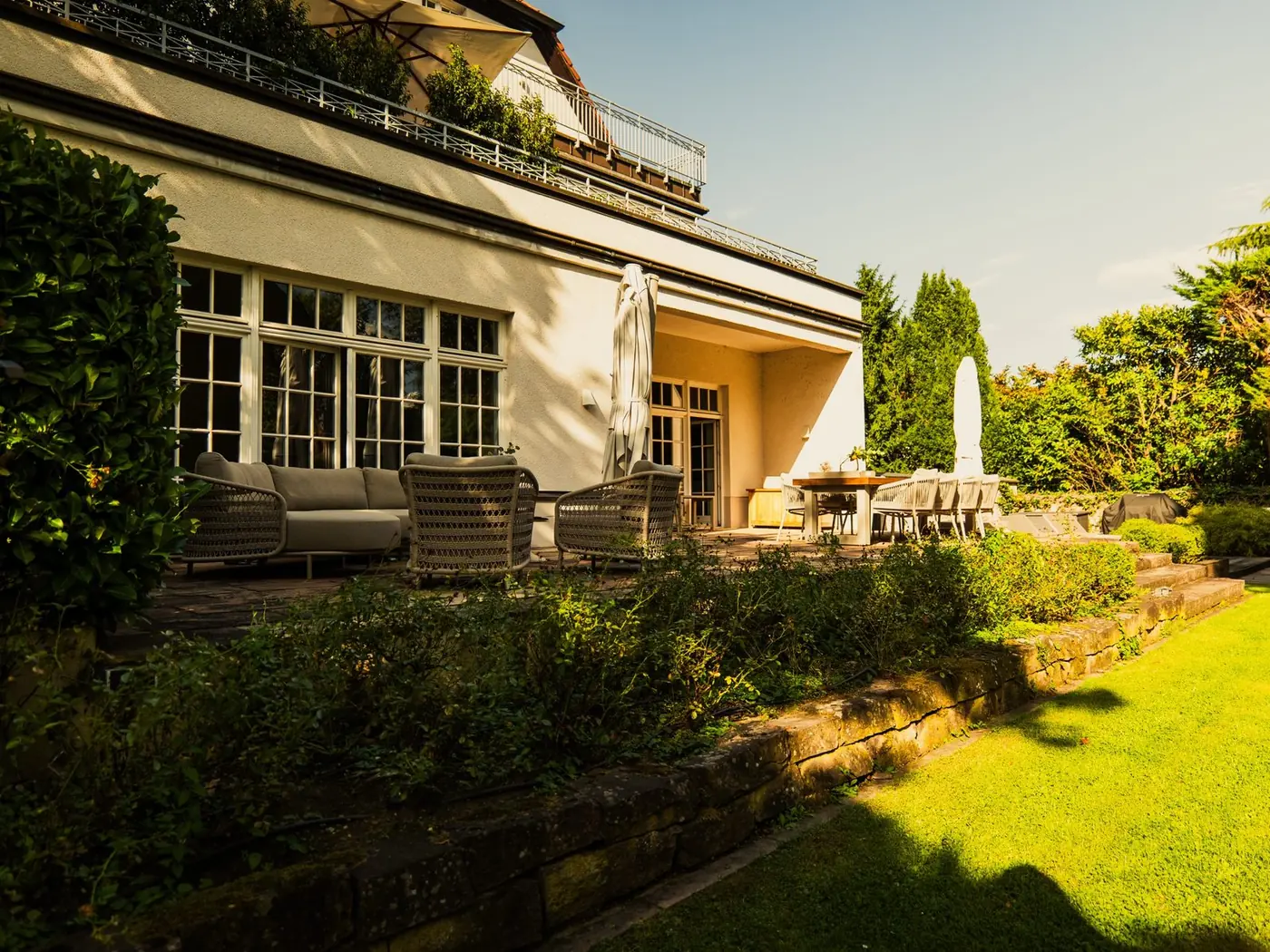 Gepflegte Terrasse mit Sitzbereich und Garten