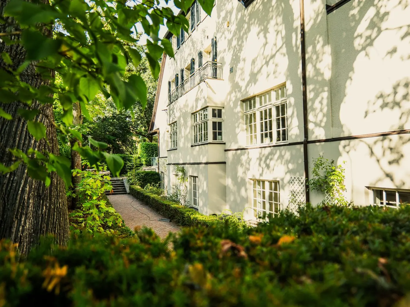 Gepflegter Gartenweg entlang eines Hauses
